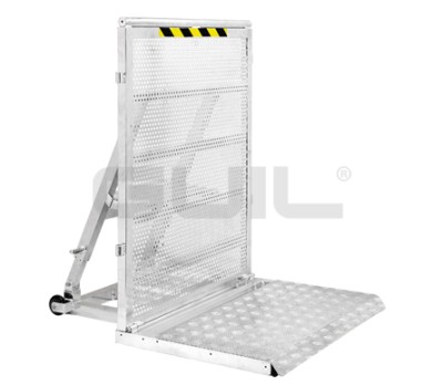 ALUMINIUM CROWD CONTROL BARRIER WITH SAFETY STEP FOR SECURITY PERSONNEL. ALLOY: